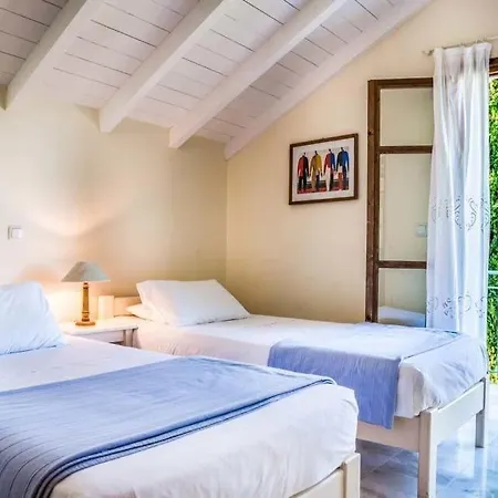 Tselentata Sleeps 8 Pool Air Con Wifi
